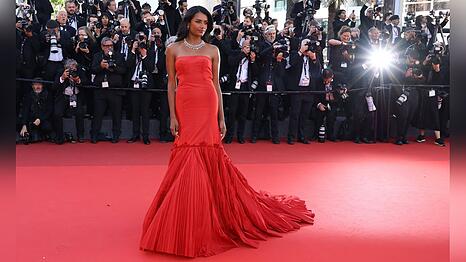 Simone Ashley bei der Weltpremiere von "Karma" in Cannes.
