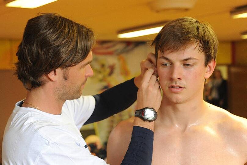 EHC-Physio Tobias Wawrosek kontrolliert zu Saisonbeginn bei Nationalspieler Martin Hinterstocker die Fitness mittels Blutabnahme.