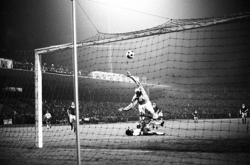 10. Bulle Roth - ein Tor für die Ewigkeit, im Fallen mit dem Außenrist zum ersten Europacup-Sieg der Bayern am 31. Mai 1967 in der Verlängerung gegen die Glasgow Rangers in Nürnberg.