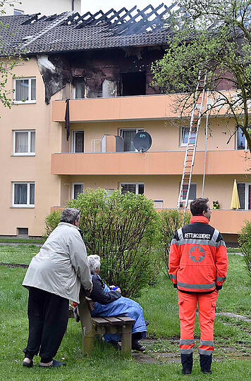 Feuer in einem Rosenheimer Mehrfamilienhaus. Die Bilder vom dramatischen Einsatz.