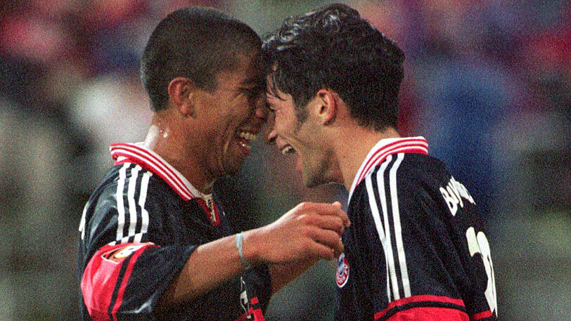 31. Januar 1998: Den deutschen Winter mögen Brasilianer nicht immer, und doch lässt sich Giovane Elber auch vom Schnee nicht aufhalten. Gegen den Hamburger SV erzielt der Stürmer beim 3:0 (2:0) nach nur elf Sekunden das bis dahin schnellste Tor der Geschichte der Bundesliga. Hier feiert er mit Hasan Salihamidzic (rechts).