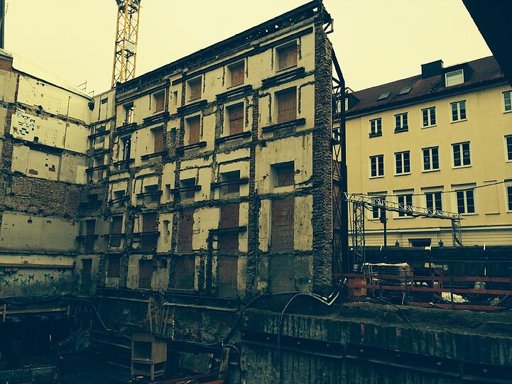Neue und alte Fassaden treffen aufeinander.