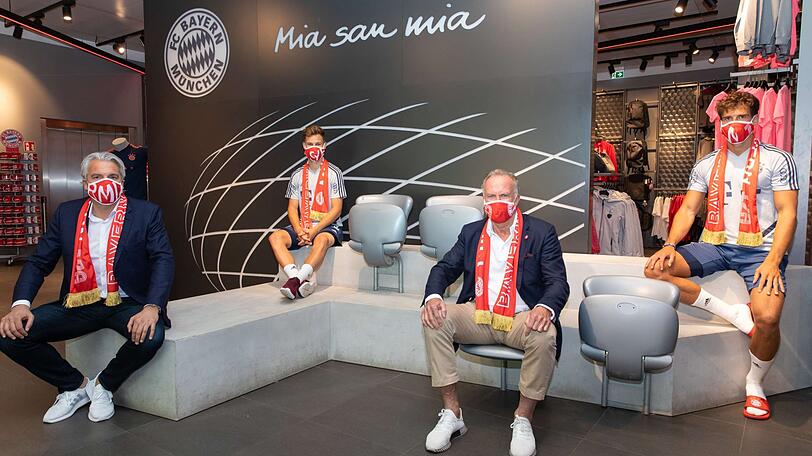 Jörg Wacker, Vorstand Bereiche Internationalisierung, Strategie und Merchandising, Joshua Kimmich, Spieler des FC Bayern, der Vorstandsvorsitzende Karl-Heinz Rummenigge und Spieler Leon Goretzka (von links) tragen die neuen FCB-Mundschutzmasken. Der FC Bayern unterstützt die von Joshua Kimmich und Leon Goretzka initiierte Hilfsaktion #WeKickCorona.
