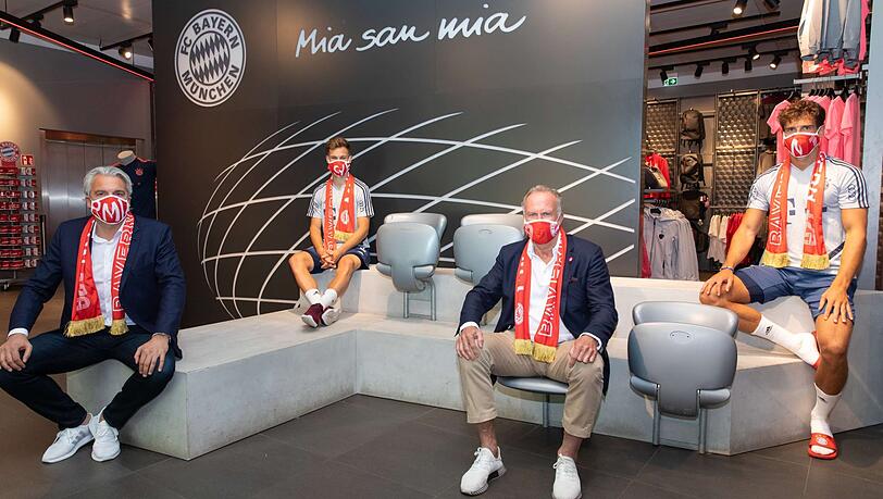 Jörg Wacker, Vorstand Bereiche Internationalisierung, Strategie und Merchandising, Joshua Kimmich, Spieler des FC Bayern, der Vorstandsvorsitzende Karl-Heinz Rummenigge und Spieler Leon Goretzka (von links) tragen die neuen FCB-Mundschutzmasken. Der FC Bayern unterstützt die von Joshua Kimmich und Leon Goretzka initiierte Hilfsaktion #WeKickCorona.