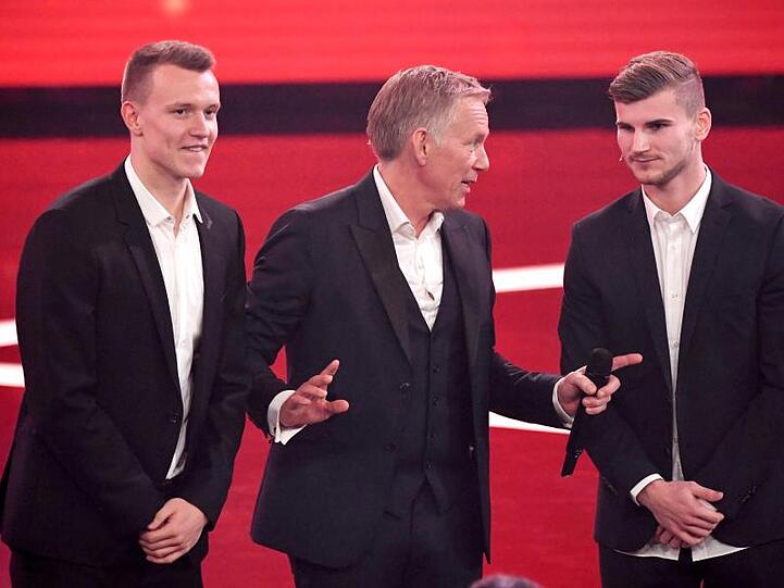 Moderator Johannes B. Kerner (M), Timo Werner (r) und Lukas Klostermann (l) in der Show.