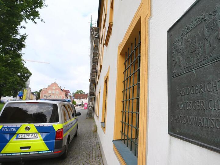 Ein Polizeiauto steht vor dem Land- und Amtsgericht in Kempten. Foto: Karl-Josef Hildenbrand/Archivbild