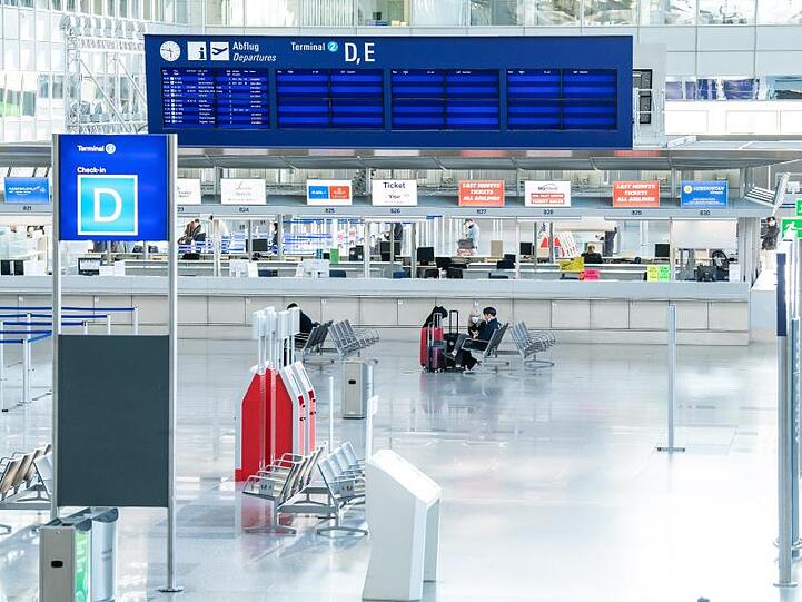 Der fast menschenleere Terminal 2 des Frankfurter Flughafens.