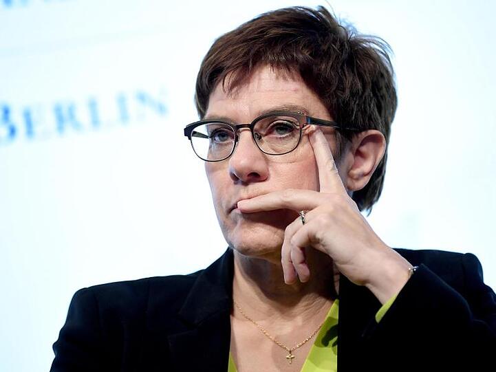 CDU-Chefin Annegret Kramp-Karrenbauer: "Der Koalitionsvertrag gilt".