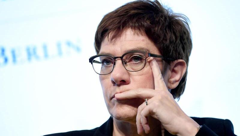 CDU-Chefin Annegret Kramp-Karrenbauer: "Der Koalitionsvertrag gilt".