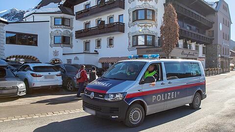 AUT, FIS Weltcup Langlauf, Seefeld 2019 28.02.2019, Seefeld, AUT, FIS Weltcup Langlauf, nach der gestrigen Doping Razzia in den Unterkünften der ÖSV Athleten und einem benachbarten Ferienhaus (Villa Seefeld) in welchem mutmaslich Blutdoping bei den Sportlern angewandt wurde. Zwei Athleten des ÖSV wurden dabei von der Polizei Festgenommen, einer der Beiden Verahfteten wurde dabei laut Auskunft der Polizei, auf frischer tat ertappt, im Bild Polizei Fahrzeug, Kleintransporter, der Polizei vor Hotel Bergland Teamhotel des ÖSV // Police car Police van in front of Hotel Bergland the team hotel of the Austria Skiteam after yesterday s doping raid in the accommodations of the ÖSV athletes and a neighboring holiday home (Villa Seefeld) in which presumptive blood doping was applied to the athletes. Two athletes of the ÖSV were arrested by the Kein Release verfügbar