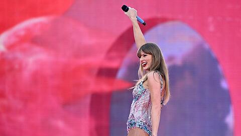 Taylor Swift geht mit ihrer umsatzstarken "The Eras Tour" in die Geschichtsbücher der Musikszene ein. Sie übertrumpfte Elton John um mehr als das Doppelte.