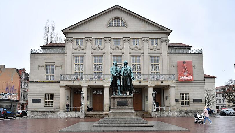 Das Deutsche Nationaltheater Weimar (DNT) mit dem Goethe-Schiller-Denkmal. (Archivbild)