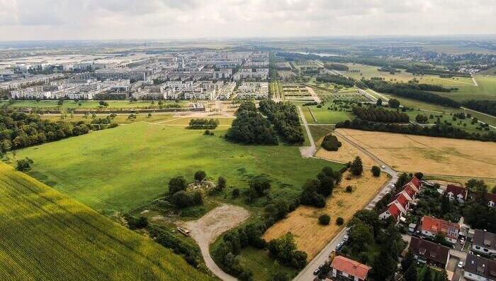 Hier soll der fünfte Bauabschnitt der Messestadt Riem entstehen: Heute sind dort Äcker und Wiesen, geplant sind 2500 Wohnungen. Die Stadt will sich einen großen Teil der Grundstücke sichern.