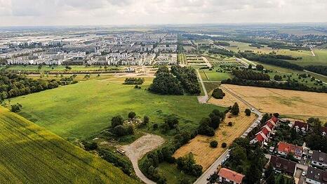 Hier soll der fünfte Bauabschnitt der Messestadt Riem entstehen: Heute sind dort Äcker und Wiesen, geplant sind 2500 Wohnungen. Die Stadt will sich einen großen Teil der Grundstücke sichern.