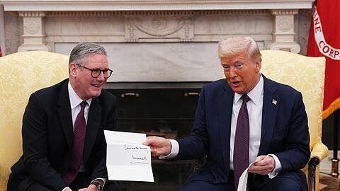 Der britische Premier Starmer überreichte US-Präsident Trump die Einladung zum Staatsbesuch bei einem Besuch im Weißen Haus. (Archivfoto)