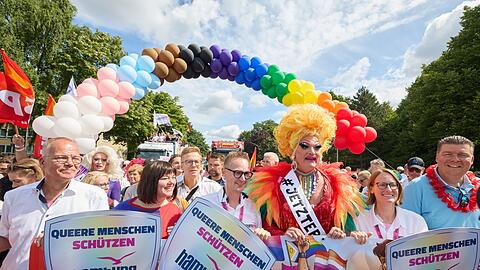 An der Demonstration beteiligen sich auch Politiker von SPD und Gr&uuml;nen.