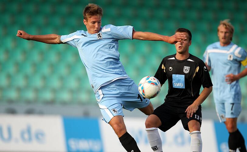 Erstmals präsentierten sich die Löwen in den neuen hellblauen Heimtrikots. Die besten Bilder vom Testspiel des TSV 1860 München in Ulm.