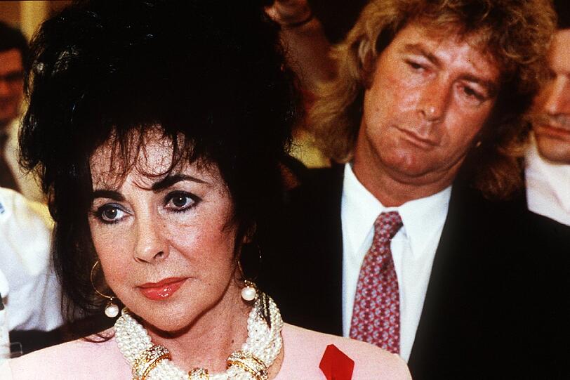... Bauarbeiter Larry Fortensky begegnete Liz Taylor in einer Suchtklinik. Die beiden heirateten 1991 und ließen sich 1995 wieder scheiden. Bis zu ihrem Tod sprach Liz danach immer wieder von Ehemann Richard Burton als "Liebe meines Lebens", dessen Ring sie bis dato immer noch trage. Nachdem ihr Herz sie ein Leben lang geleitet hatte, starb Elizabeth Taylor im März 2011 - an Herzversagen. Den Rekord...