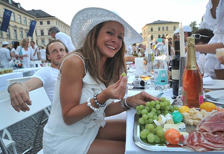 Feiner Flashmob: Rund 500 weiß gekleidete Menschen haben sich am Donnerstagabend am Münchner Odeonsplatz spontan zu einem Abendessen unter freiem Himmel getroffen - Sehen Sie hier die besten Bilder...