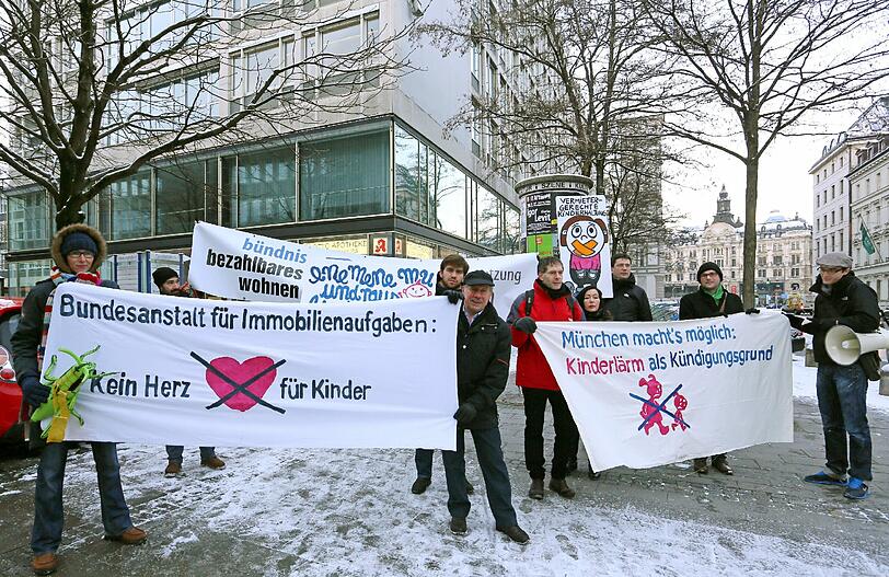 &bdquo;Das ist kinderfeindlich&ldquo;: Protest vor dem Amtsgericht.