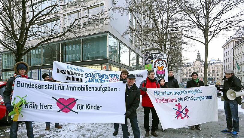„Das ist kinderfeindlich“: Protest vor dem Amtsgericht. „Das ist kinderfeindlich“: Protest vor dem Amtsgericht.