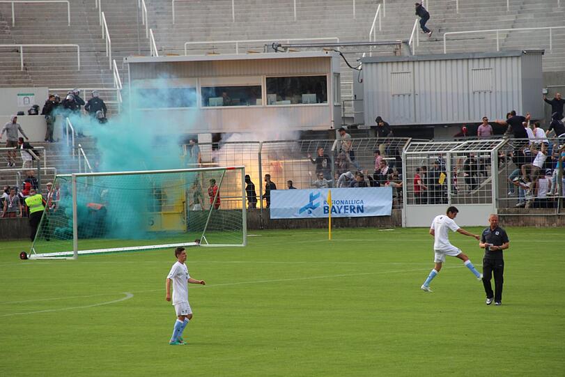 Das Amateurderby läuft und ein Teil der Fans zündelt im Grünwalder Stadion.
