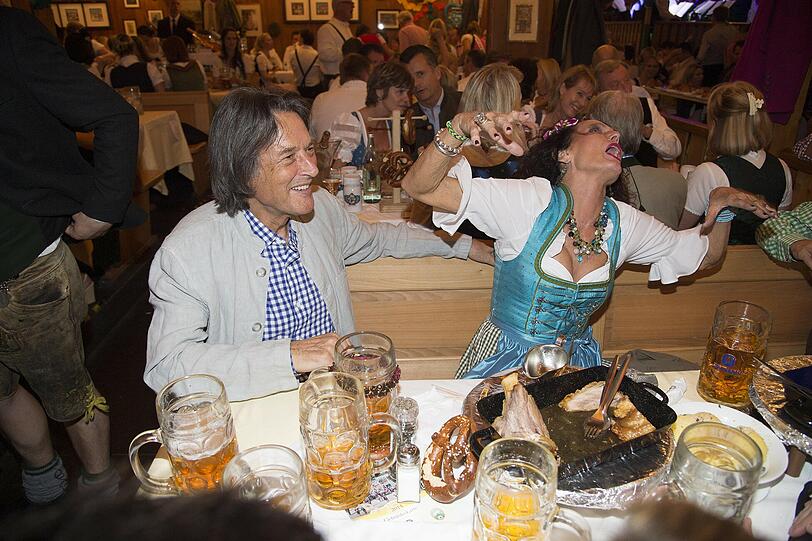 Karin Müller-Wohlfahrt feiert ausgelassen mit Ehemann Hans-Wilhelm Müller-Wohlfahrt im Schützenzelt.