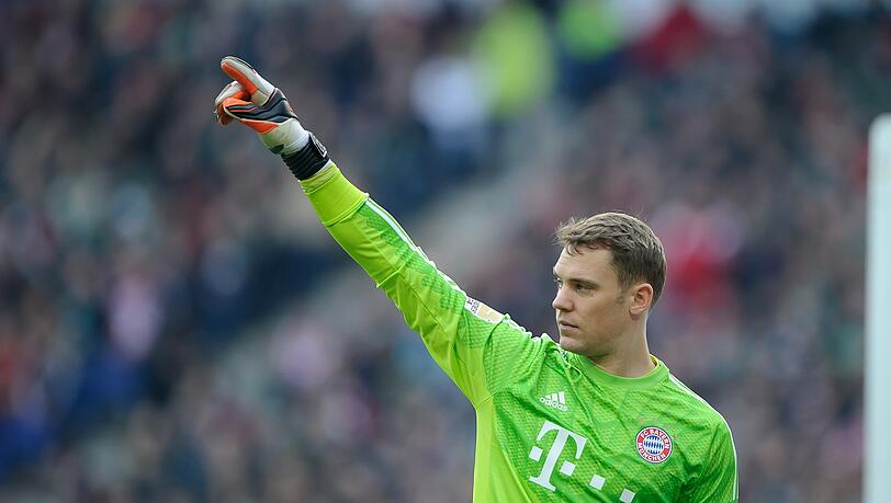 MANUEL NEUER - NOTE 3 - Weil Schweinsteiger zunächst draußen blieb, war der Torhüter Kapitän. Ohne Abwehrchance bei Kiyotakes 1:0 für Hannover. Wurde im Laufe des Spiels bei 1:1 immer nervöser, dann steigt sein Drang nach Sturm und Drang (seine Ausflüge).