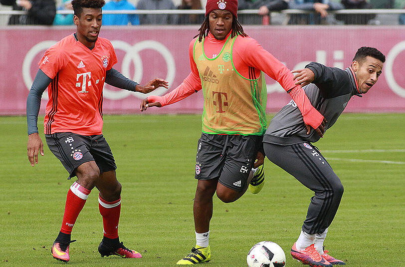 Renato Sanches (Mitte) behauptet sich gegen Kingsley Coman (links) und Thiago.