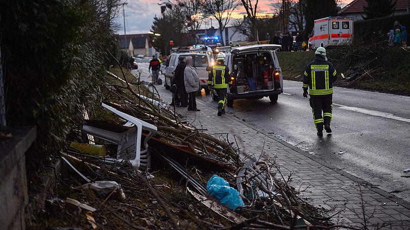 Feuerwehrleute und Anwohner räumen in Kürnach (Bayern) einem Wohngebiet die Schäden auf, die am späten Nachmittag eine Windhose angerichtet hatte. Um die 20 Häuser und Lauben waren durch den Sturm zu Schaden gekommen. Verletzt wurde niemand. Der Tornado hatte sich am späten Nachmittag zeitlich und räumlich eng begrenzt innerhalb einer Gewitterzelle entwickelt. Die Schadenshöhe war zunächst nicht zu beziffern.