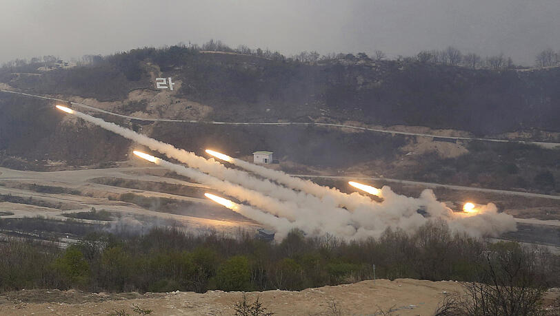 Raketen werden auf dem Seungjin Fire Training Field abgefeuert. Raketen werden auf dem Seungjin Fire Training Field abgefeuert.