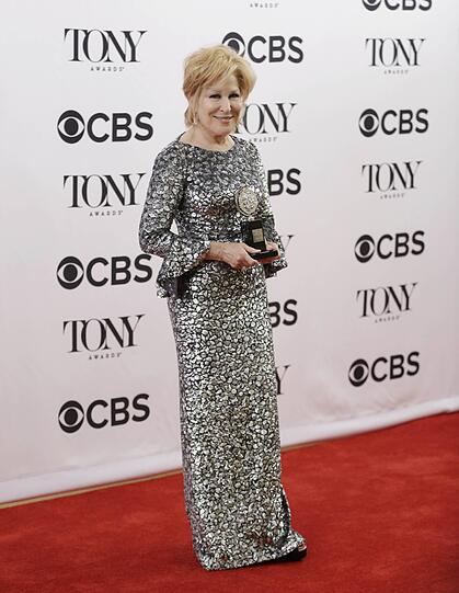 Top: Bette Midler gewinnt einen Tony Award und macht auch in ihrem bodenlangen Kleid eine tolle Figur.