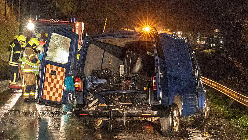 In einer Rechtskurve verlor der 21-Jährige die Kontrolle über seinen Wagen und krachte in den Sattelzug.