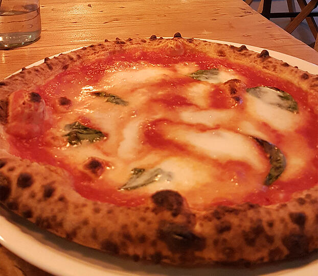 Der Pizza-Klassiker Margherita wird im NineOFive in der Variante Margherita Bufalina mit Büffelmozzarella serviert.