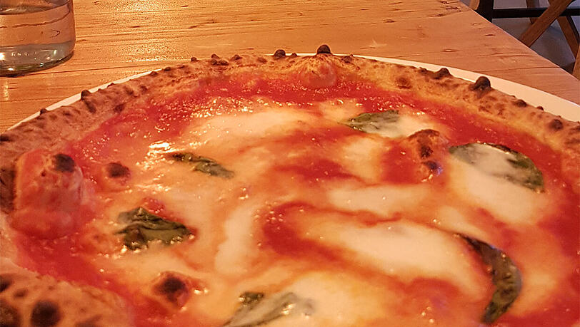 Der Pizza-Klassiker Margherita wird im NineOFive in der Variante Margherita Bufalina mit Büffelmozzarella serviert. Der Pizza-Klassiker Margherita wird im NineOFive in der Variante Margherita Bufalina mit Büffelmozzarella serviert.