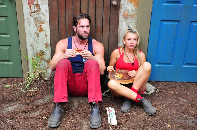 Bastian Yotta und Evelyn Burdecki lassen sich Pizza schmecken.