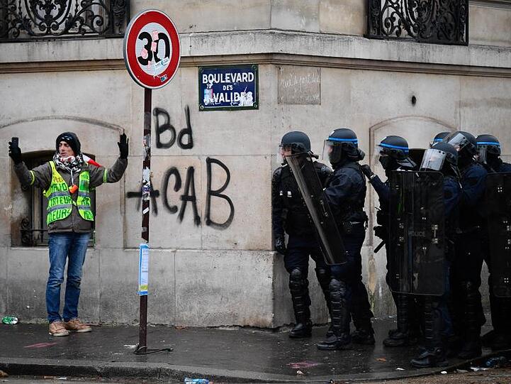 Konfrontation in Paris: Ein Teilnehmer der "Gelbwesten"-Proteste macht direkt vor einer Gruppe Polizisten ein Selfie.