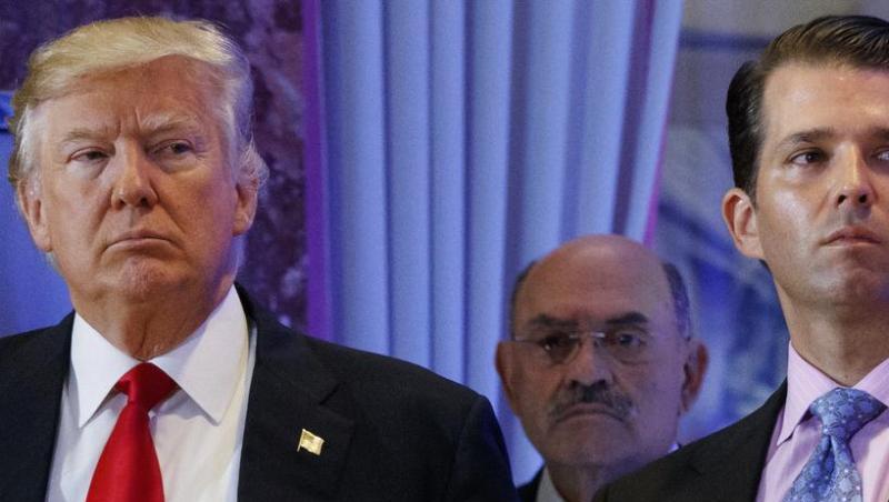 Allen Weisselberg, Finanzchef der Trump-Organisation, hinter Donald Trump und Trumps Sohn Donald Trump Jr.