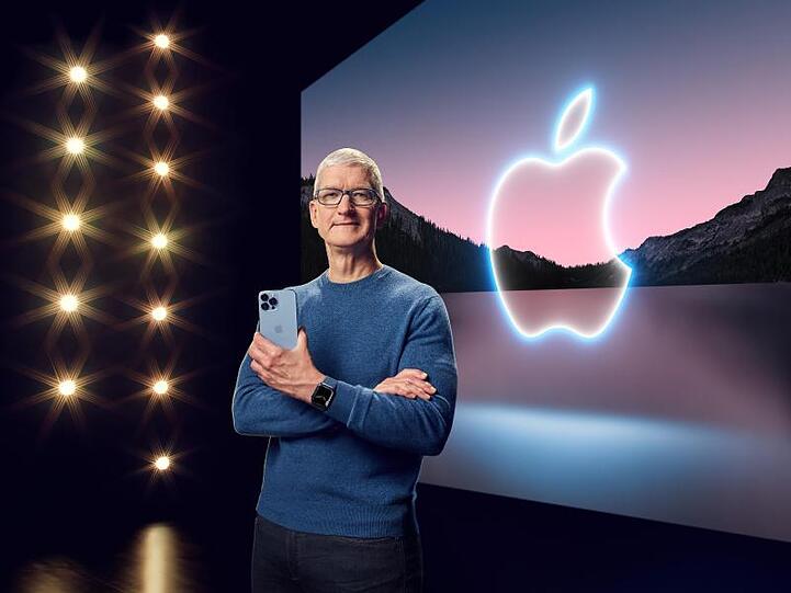 Apple-Chef Tim Cook stellt das neue iPhone 13 Pro vor.