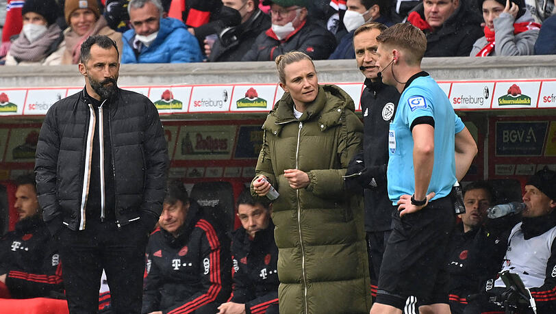 Hasan Salihamidzic (l) und Teammanagerin Kathleen Krüger sprechen mit den Schiedsrichtern nach der Wechselpanne im Spiel SC Freiburg gegen den FC Bayern.