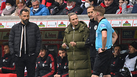 Hasan Salihamidzic (l) und Teammanagerin Kathleen Krüger sprechen mit den Schiedsrichtern nach der Wechselpanne im Spiel SC Freiburg gegen den FC Bayern.