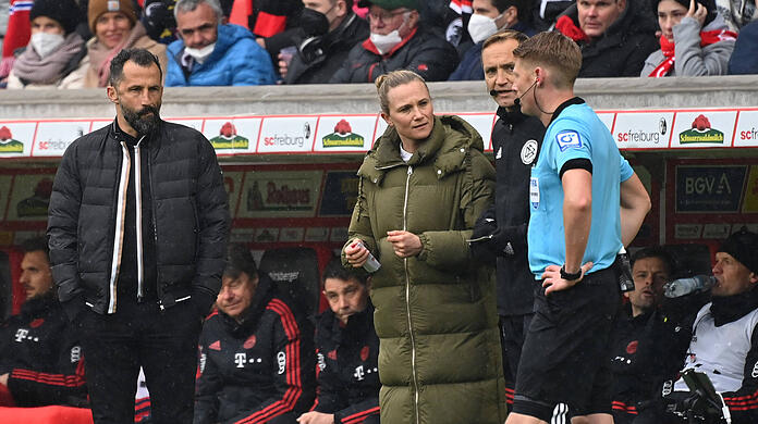 Hasan Salihamidzic (l) und Teammanagerin Kathleen Krüger sprechen mit den Schiedsrichtern nach der Wechselpanne im Spiel SC Freiburg gegen den FC Bayern.