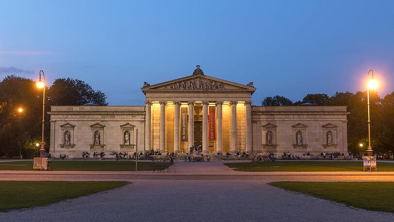 Besonders zur Blauen Stunde leuchtet die Glyptothek mit ihrer klassizistischen Fassade besonders schön.