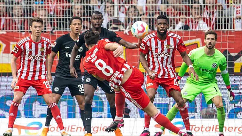 Unions Rani Khedira schießt den Ball auf das Tor.
