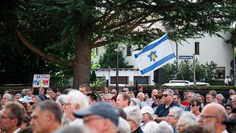 Die Menschenkette hatte die Israelitische Kultusgemeinde Nürnberg organisiert.