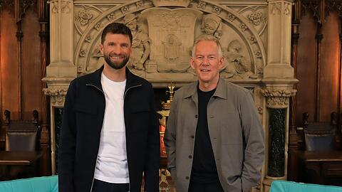 Thomas M&uuml;ller (li.) und Johannes B. Kerner trafen sich im M&uuml;nchner Rathaus.