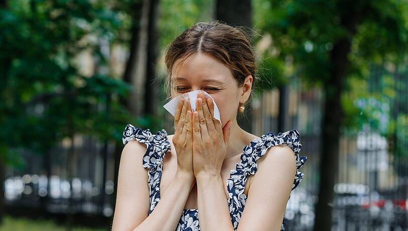 Sonne, Hitze und trotzdem Schnupfen? Die sogenannte Sommergrippe trifft viele Menschen unerwartet. Sonne, Hitze und trotzdem Schnupfen? Die sogenannte Sommergrippe trifft viele Menschen unerwartet.