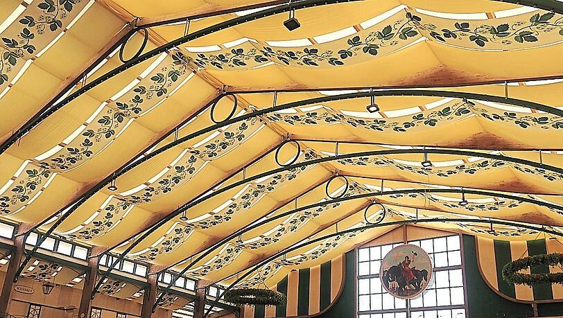 2. Hier duftet der Hopfen nicht. Hier ist er auf den Stoffbahnen abgebildet, im Wechsel mit gelben ohne Aufdruck. Vielleicht hilft beim R&auml;tseln auch das runde Bild darunter&hellip;