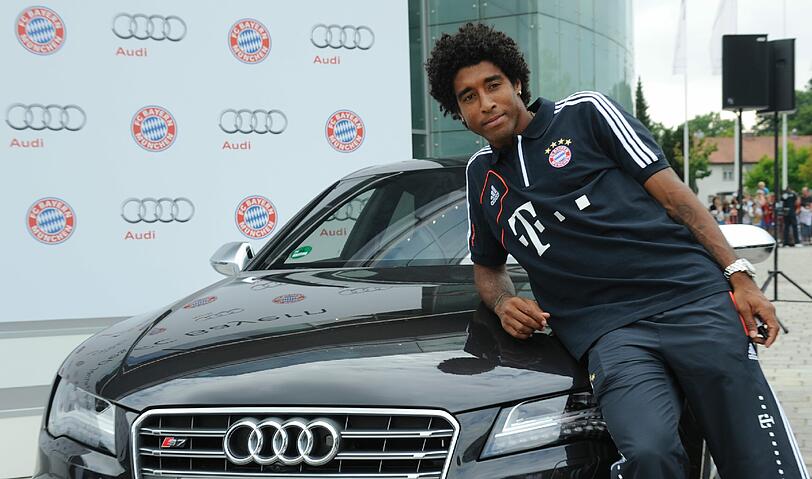 Sponsor Audi hat am Dienstag in Ingolstadt die neuen Dienstwagen an Spieler und Funktionäre des FC Bayern Muenchen übergeben - sehen Sie hier die Bilder.
