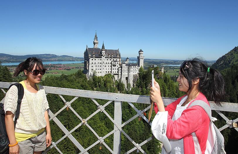 Nach jahrelanger Sanierung der Fassaden von Schloss Neuschwanstein können die Besucher wieder einen freien Blick auf das Märchenschloss genießen.